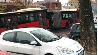Video / Autobus se prepolovio kod Mašinskog fakulteta u Beogradu