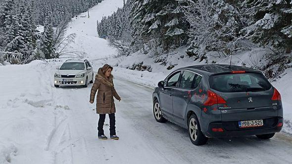 Brojna vozila zaglavljena u snijegu - Avaz
