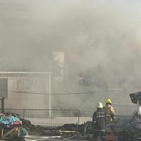 Novi detalji požara na buvljoj pijaci: Zapalile se četiri vreće sa smećem, povrijeđen vatrogasac