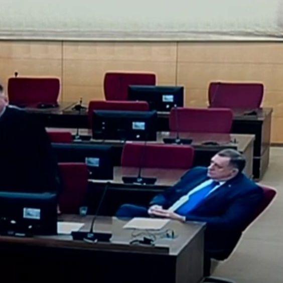 Video iz sudnice / Pogledajte trenutak kada je Dodik vidio sutkinju Uzunović, pitao "ko ste Vi?"