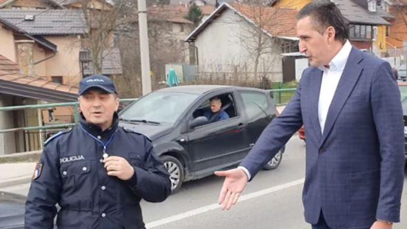 Elek s policajcem ispred Suda: Nije to lijepo, gospodine - Avaz