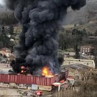 Video / Veliki požar u Francuskoj: Gori 900 tona litijevih baterija