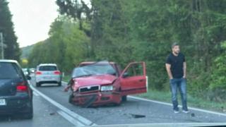 Teška nesreća u Semizovcu: Sudar dva vozila, automobili potpuno uništeni