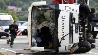 Određen pritvor vozaču autobusa koji je sletio u provaliju u Crnoj Gori: Stradali Podgoričanka i Britanac