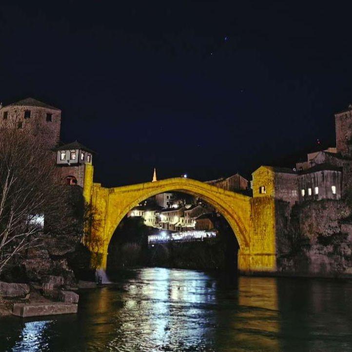 Stari most i Kosača osvijetljeni u sjećanje na šest miliona ubijenih Židova