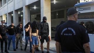 "Sakrili" se pod kapuljače: Pogledajte slike hapšenja huligana u Atini