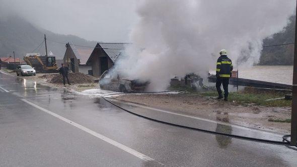 Vatrogasci: Ugasili požar nastao kvarom - Avaz