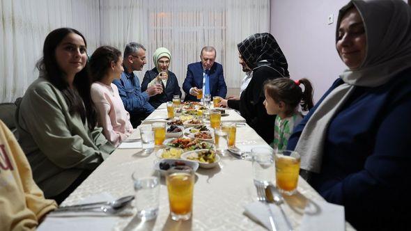 Braćni par Erdoan na iftaru kod turske porodice - Avaz
