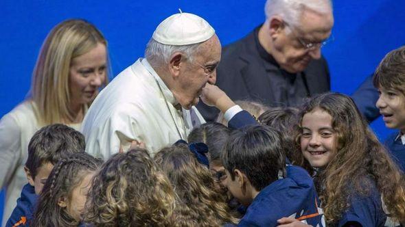 Papa Franjo s djecom  - Avaz