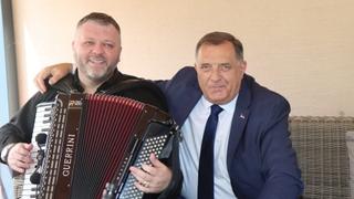 Milorad Dodik slavi Đurđevdan u društvu dobro poznatog harmonikaša