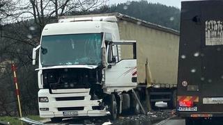 Nesreća kod Olova: Sudarila se dva kamiona, nema povrijeđenih