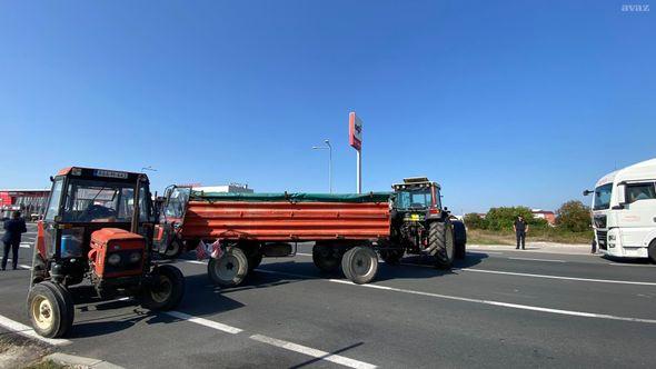 Poljoprivrednici blokirali granicu - Avaz