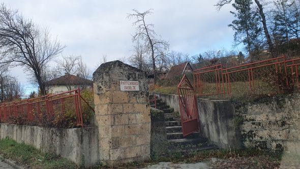 Partizansko groblje na ulazu u grad - Avaz