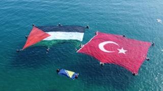 Spasioci podršku Palestini iskazali razvijanjem zastava Palestine, BiH i Turske na moru 