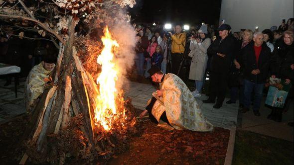 Badnjak zapaljen u Tuzli - Avaz