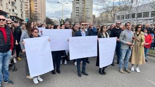 U Tuzli počelo mirno okupljanje povodom brutalnog ubistva Amre Kahrimanović: Pristiže veliki broj građana 