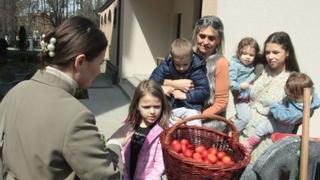 Mališani u Tuzli uživali u suncu i ukrašavanju vaskršnjih jaja