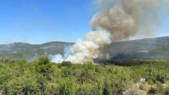 Buknuo požar kod Trogira - Avaz