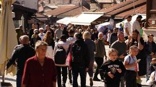 Sarajlije iskoristile sunčan jesenji dan da prošetaju ulicama grada