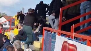 Video / Dva igrača u BiH usred utakmice otišla na tribine da se tuku s navijačima