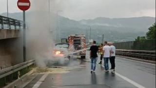 Video / Zapalio se automobil na autoputu kod Zenice: Nema povrijeđenih osoba