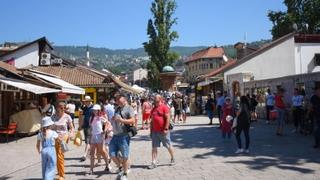Foto / Unatoč visokim temperaturama na ulicama Sarajeva veliki broj turista