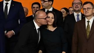 Ministar vanjskih poslova Hrvatske glavna tema na društvenim mrežama nakon pokušaja da poljubi njemačku šeficu diplomacije
