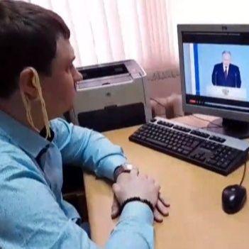 Ruski političar mora na sud:  Slušao govor Putina sa špagetima preko ušiju