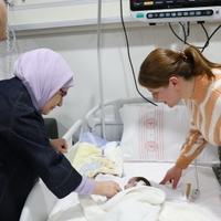 Prva dama Turske posjetila 16 beba spašenih iz ruševina