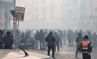 Haos u Napulju: Navijači Ajntrahta se sukobili sa policijom