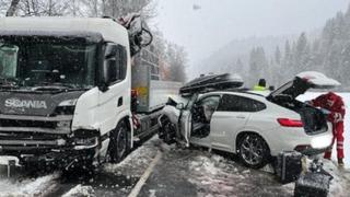Snijeg pravi probleme i u Austriji, težak sudar kamiona i BMW-a