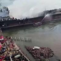 Video / Zapalio se naftni tanker na Tajlandu, jedna osoba poginula 