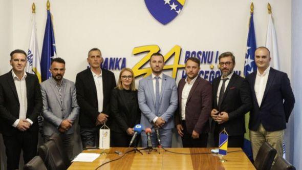 Hodžić (drugi s desne strane) 2021. prešao u Stranku za BiH - Avaz