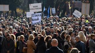 Više hiljada prosvjetnih radnika na protestu u Podgorici: Traže povećanje plaća