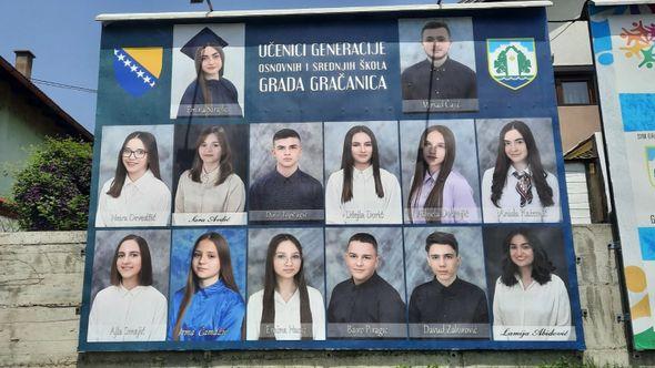Veliki plakat sa učenicima generacije u Gračanici - Avaz