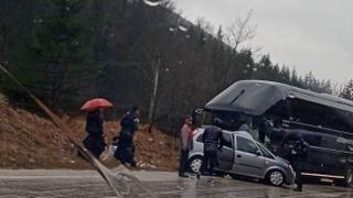Stradao mladić (22) od posljedica udesa u Čevljanovićima: Automobilom se zabili u autobus s igračima Veleža