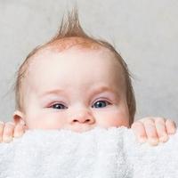 Zašto se neke bebe rađaju s kosom, a druge budu ćelave