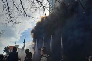 Protesti u Prištini: Crne dimne bombe bacane na zgradu Vlade Kosova