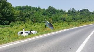 Saobraćajna nesreća kod Srebrenika: Automobil sletio s ceste u jarak 