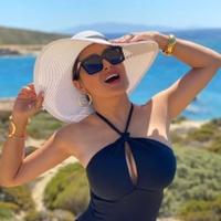 Salma Hajek iz bazena čestitala Svjetski dan bikinija: Pogodite šta je u prvom planu