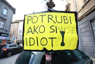 Na saobraćajnom znaku u Zagrebu osvanula poruka: "Potrubi ako si idiot"