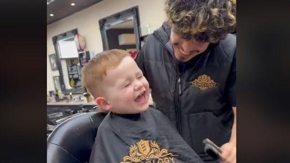 mališan koji se gromoglasno smije u frizerskom salonu - Avaz