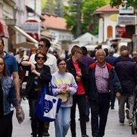Centralne ulice Sarajeva krcate: Sunčan dan izmamio građane vani