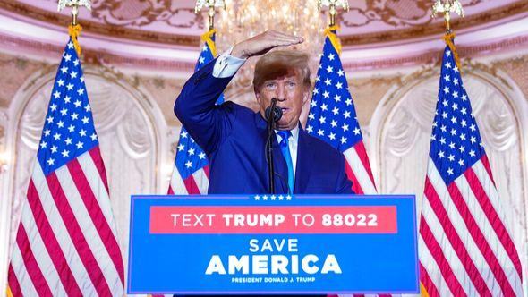 Former President Donald Trump gestures as he announces he is running for president for the third time as he speaks at Mar-a-Lago - Avaz