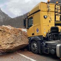 Haos: Stijena veličine automobila survala se na put Miljevina - Dobro polje, zakačila kamion!