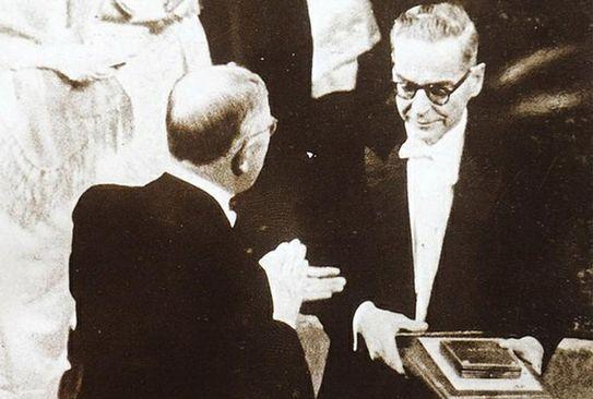 Švedski kralj Gustav VI uručuje Andriću Nobelovu nagradu  - Avaz