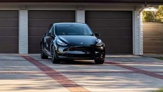 Tesla automobil koji se puni sunčevom energijom