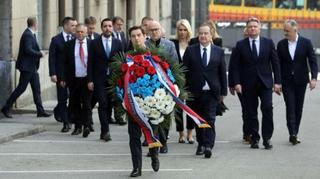 Brnabić i članovi Vlade Srbije položili cvijeće na mjestu gdje je ubijen Đinđić
