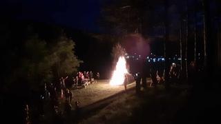 Veliki broj mladih Goraždana uz logorsku vatru uoči 1. maja
