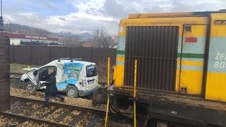 Lokomotiva u Kaknju raznijela automobil: Vozač životno ugrožen, prevezen u Zenicu